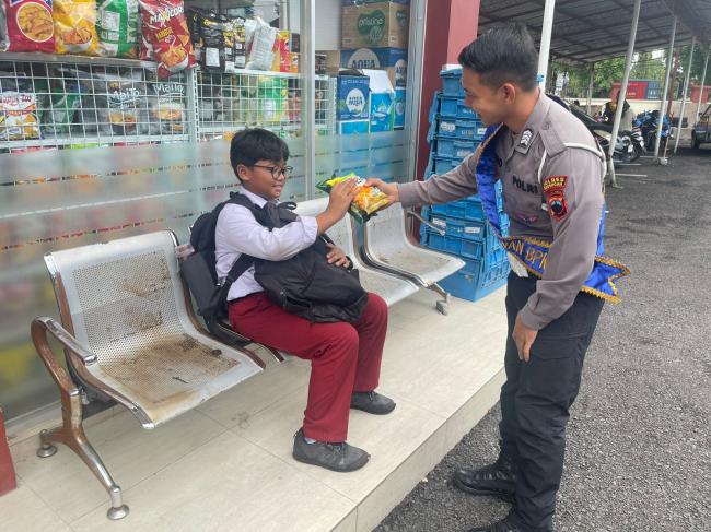 Satlantas Polres Grobogan Bagikan Snack untuk Anak-Anak yang Temani Orang Tua di Gedung BPKB