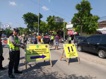 Sat lantas Grobogan alihkan lalu lintas di Jl.Diponegoro Purwodadi