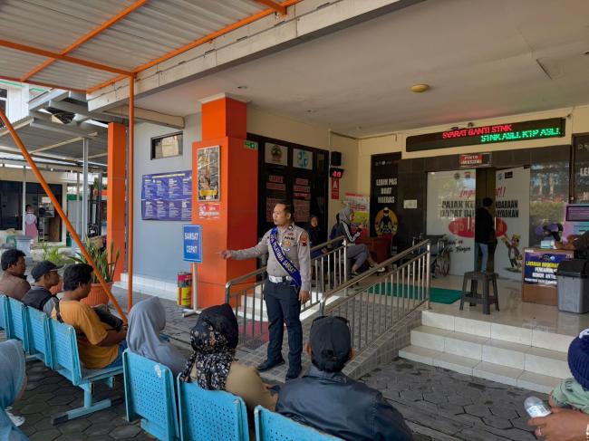 Anggota Samsat Polres Grobogan Laksanakan Sosialisasi dan Edukasi kepada Wajib Pajak