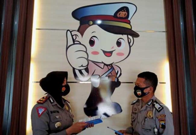Peringati Hari Guru, Satlantas Grobogan persembahkan Buku Edukasi Lalu lintas 