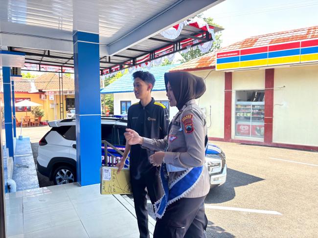 Anggota BPKB Satlantas Polres Grobogan Berikan Pendampingan Prima kepada Masyarakat yang Mengurus Ba