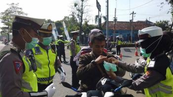 Satlantas Polres Grobogan Cegah Penyebaran Virus Corona