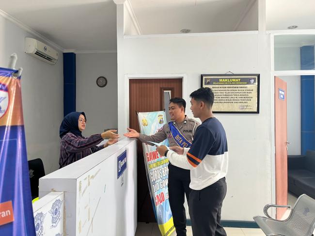 Petugas SATPAS 1435 Polres Grobogan Dampingi Pemohon SIM, Wujudkan Pelayanan Prima kepada Masyarakat