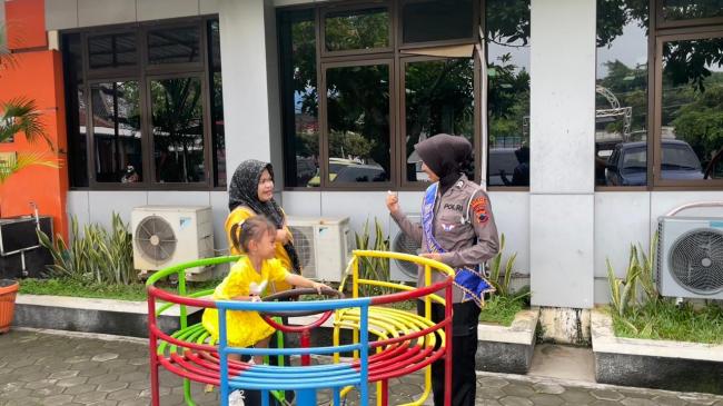 Petugas Samsat Berikan Pelayanan Prima, Temani Anak-Anak Bermain di Taman Bermain Samsat