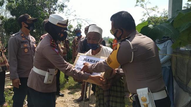 Satlantas Polres Grobogan Salurkan Bantuan ke Warga yang Terkena Bencana